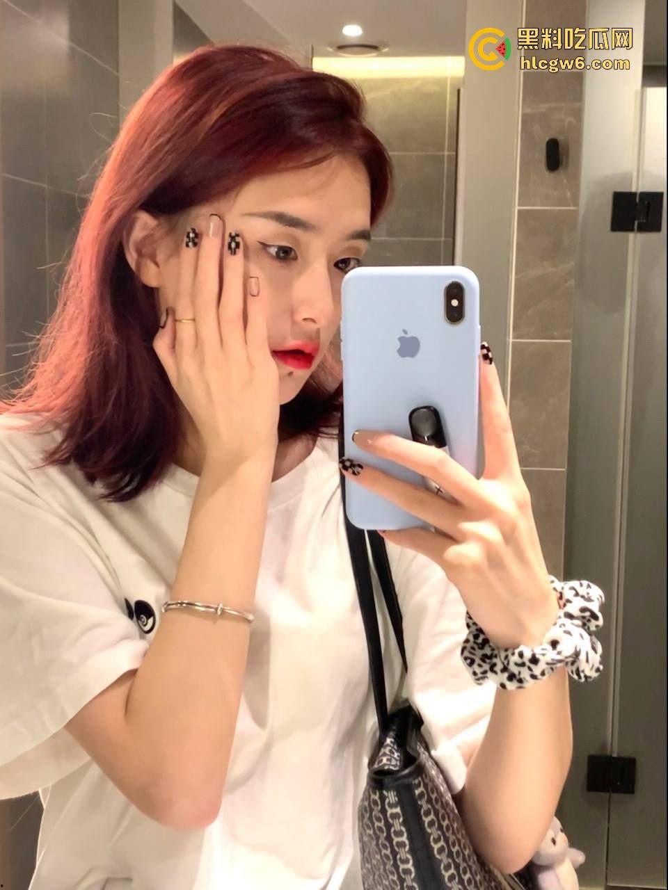 广州老凤祥骚店长【李淼】性爱视频外流，掰开粉嫩逼逼舔鸡吧吞精，全身骚到骨头里，女神装扮全是骗人的！-9