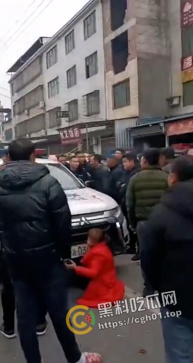 交警暴力执法致人死亡 被愤怒的群众围堵在车内 满脸是血 现场直达-6