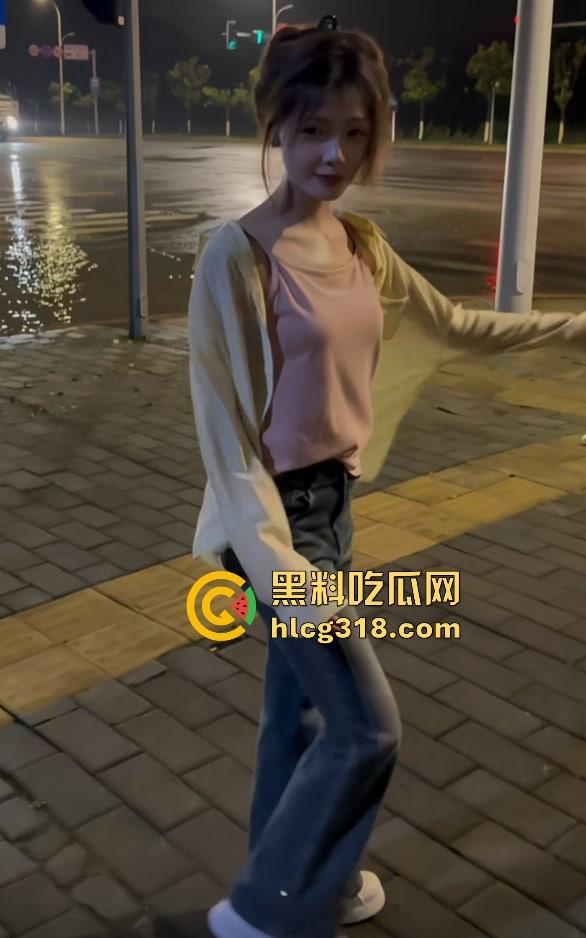 抖音网红『钟无艳』下海实锤？定制片流出一夜爆红，白虎鲍掰开喷水如瀑布私下淫水狂喷！-5