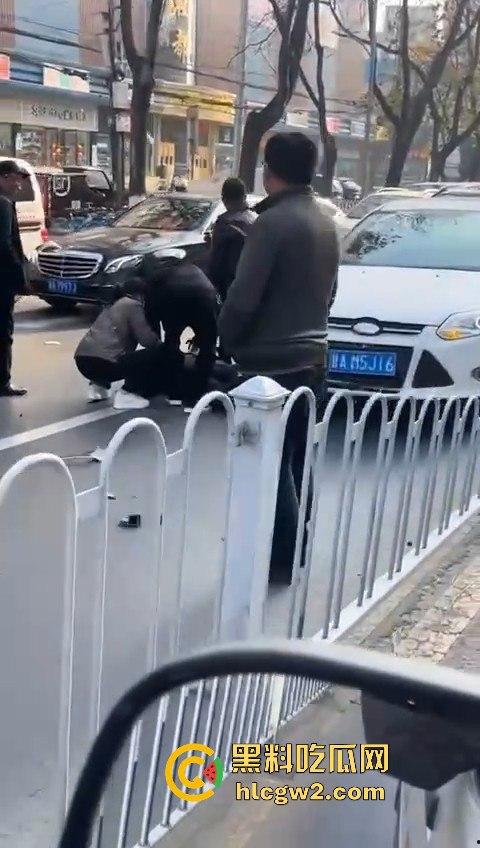 甘肃兰州豪车婚礼翻车 劳斯莱斯婚车队撞成车祸现场 这婚礼是真特么终身难忘！-2