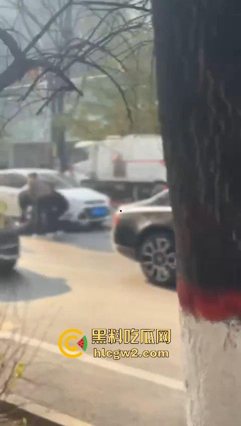 甘肃兰州豪车婚礼翻车 劳斯莱斯婚车队撞成车祸现场 这婚礼是真特么终身难忘！-4