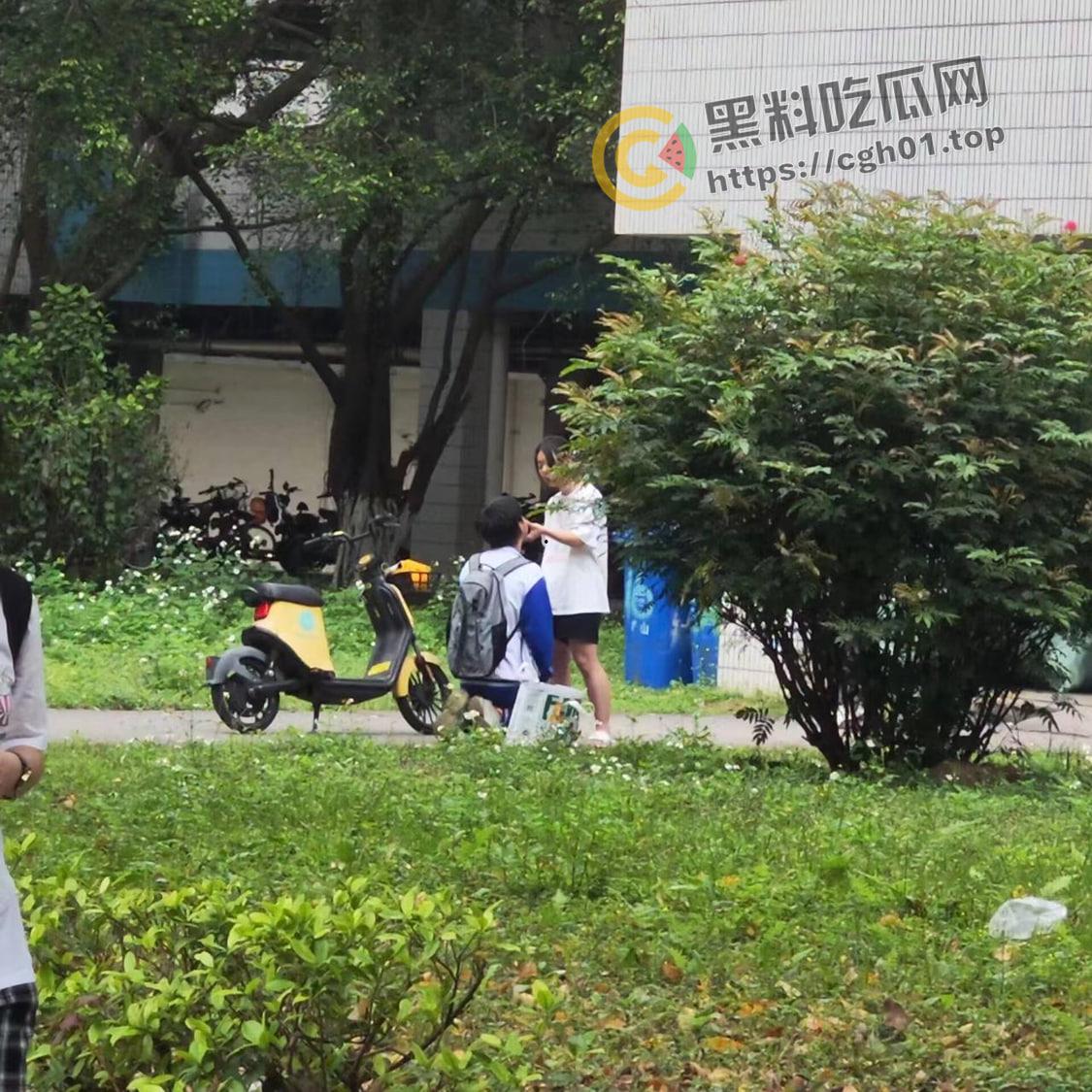 华南农业大学大瓜！高中生小男友跪宿舍楼下求原谅 被大学女友狂扇巴掌 吃瓜现场直达-2