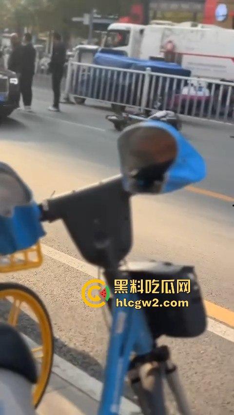 甘肃兰州豪车婚礼翻车 劳斯莱斯婚车队撞成车祸现场 这婚礼是真特么终身难忘！-6