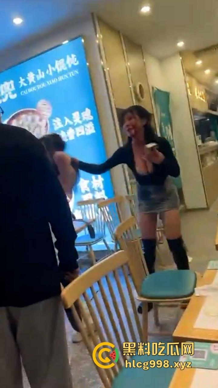 上海俩美女饭店打架下手忒狠 全然不知走光被偷拍 黑衣服这是奶子是真的吗？-10
