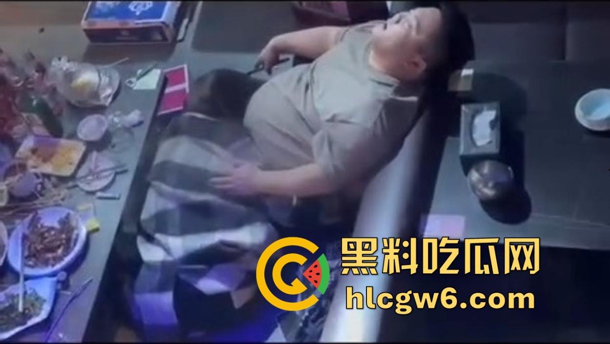 滑县音乐餐厅上演大型咽棒现场，大哥悠闲躺平 骚女当众舔肉棒舔到情深深，保安看不下去强制清场！-1