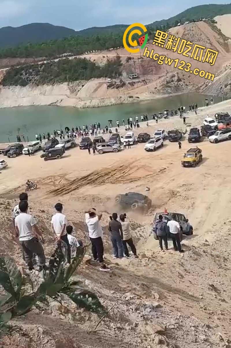 越野有风险爬坡需谨慎，云南百车大战一越野车失控翻车，车主被甩出途中二次被车身砸飞！-1
