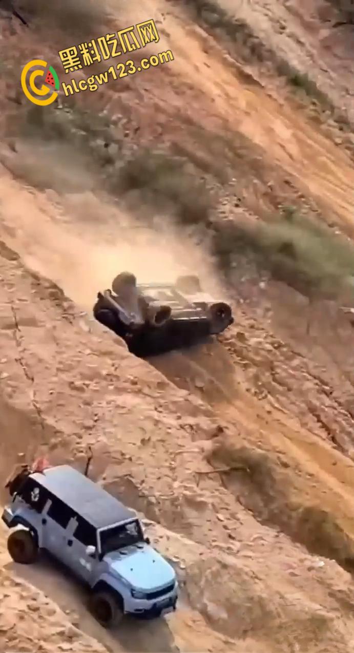 越野有风险爬坡需谨慎，云南百车大战一越野车失控翻车，车主被甩出途中二次被车身砸飞！-6