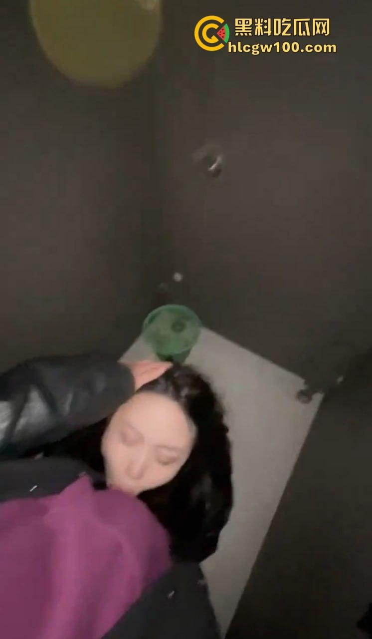 杭州骚鸡【梁婉清】团建骚操作曝光！厕所里给同事老哥舔得嗷嗷叫，口活好到差点直接喷出来，这货简直母狗级别！-7