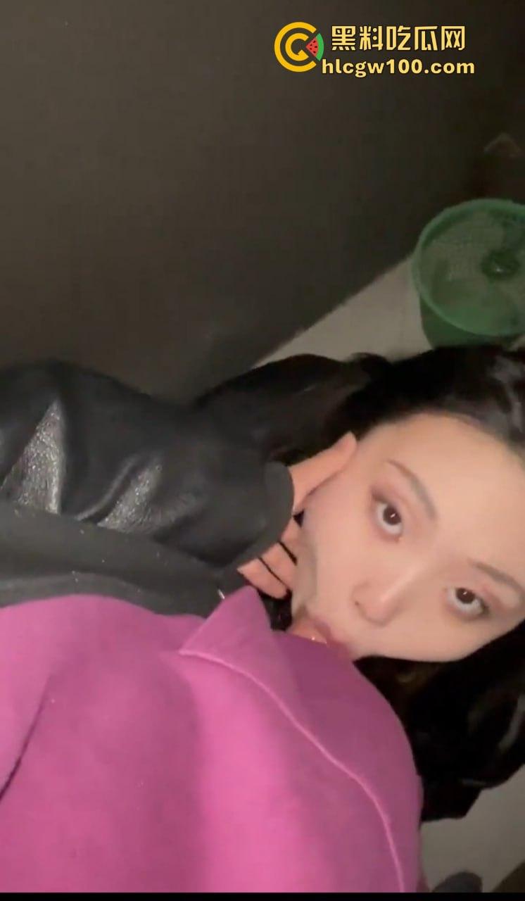 杭州骚鸡【梁婉清】团建骚操作曝光！厕所里给同事老哥舔得嗷嗷叫，口活好到差点直接喷出来，这货简直母狗级别！-8