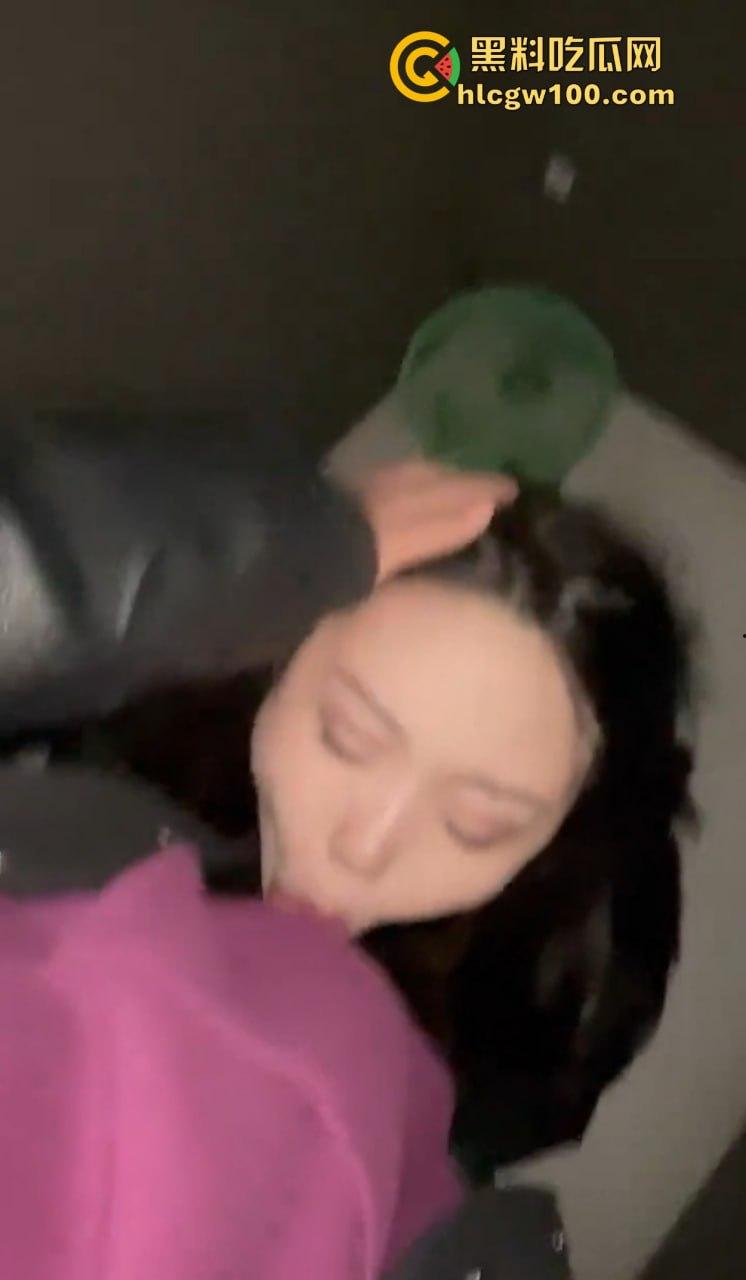 杭州骚鸡【梁婉清】团建骚操作曝光！厕所里给同事老哥舔得嗷嗷叫，口活好到差点直接喷出来，这货简直母狗级别！-9