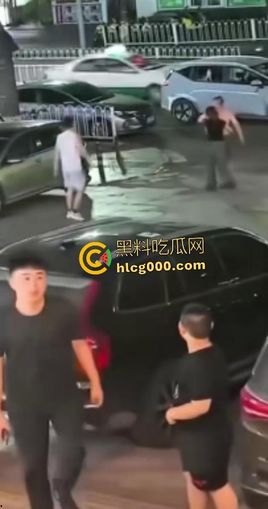 无锡街头裸男老婆被调戏持刀复仇，男小三左腰直接被划开一道口子，差点肾都露出来了！-3