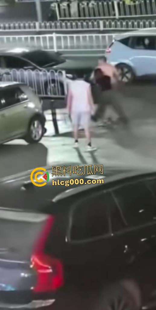 无锡街头裸男老婆被调戏持刀复仇，男小三左腰直接被划开一道口子，差点肾都露出来了！-4