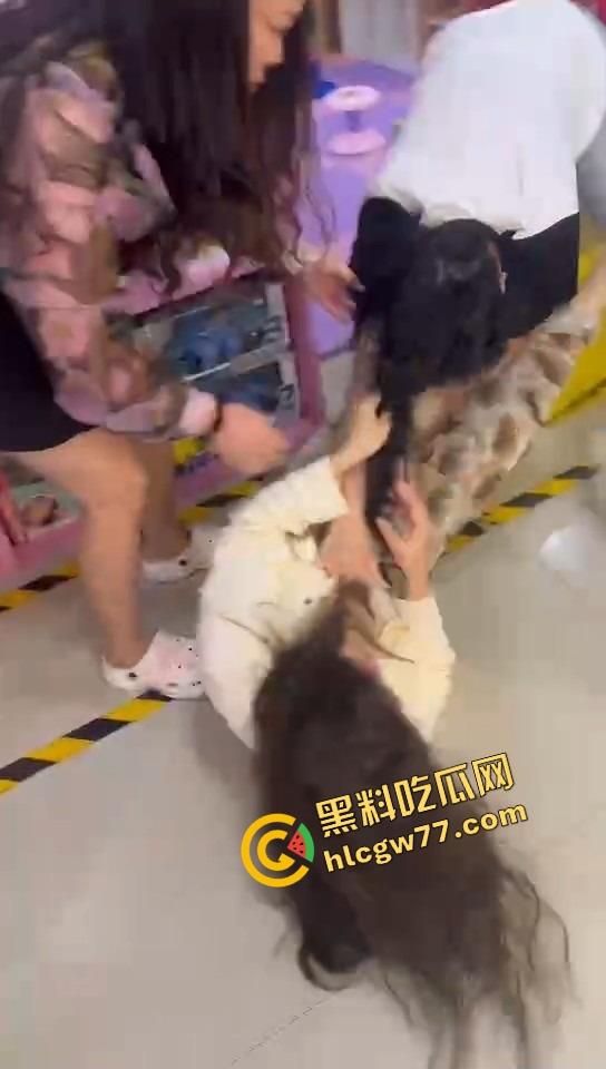 美甲店撕逼名场面，正室冲店狂扇小三，吊带扯烂奶子快蹦飞，围观群众全程高能吃瓜！-8