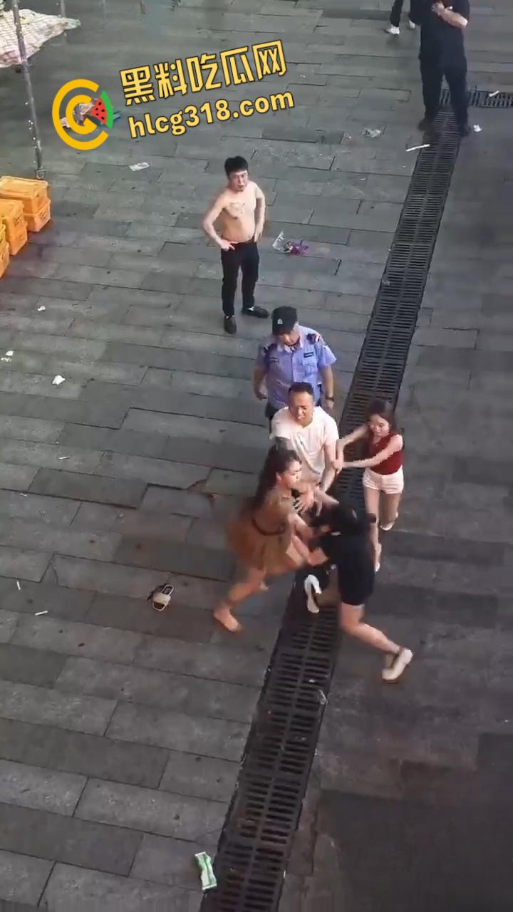 精神小妹街头撕逼大战，现场大奶子都打的一甩一甩的露出来了，毫不在意继续干瓜友们爱看！-2