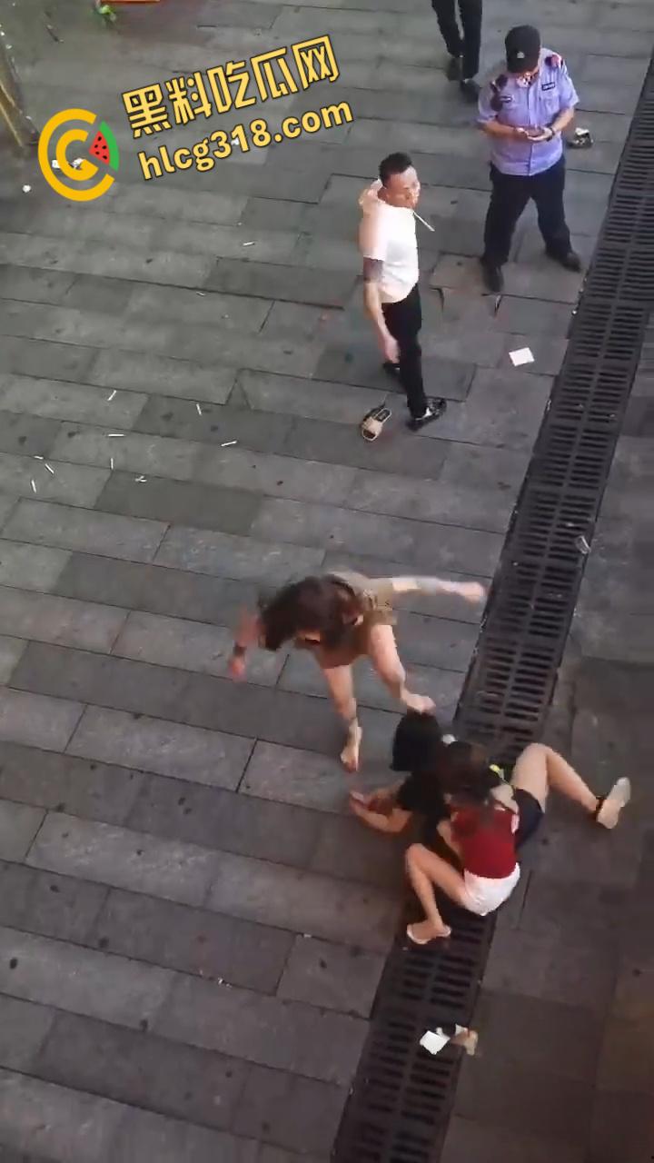 精神小妹街头撕逼大战，现场大奶子都打的一甩一甩的露出来了，毫不在意继续干瓜友们爱看！-3