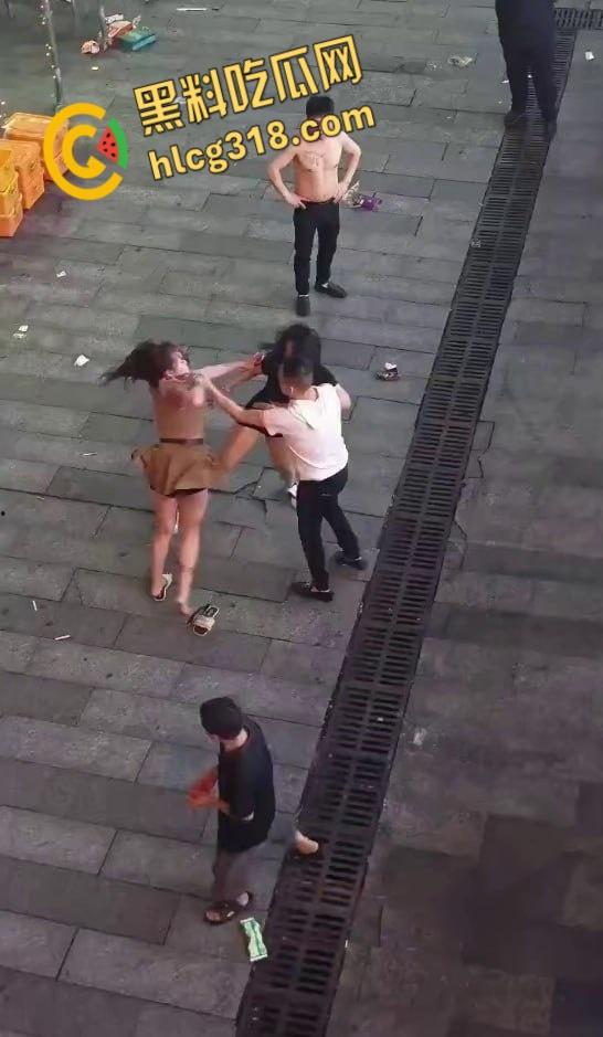 精神小妹街头撕逼大战，现场大奶子都打的一甩一甩的露出来了，毫不在意继续干瓜友们爱看！-5