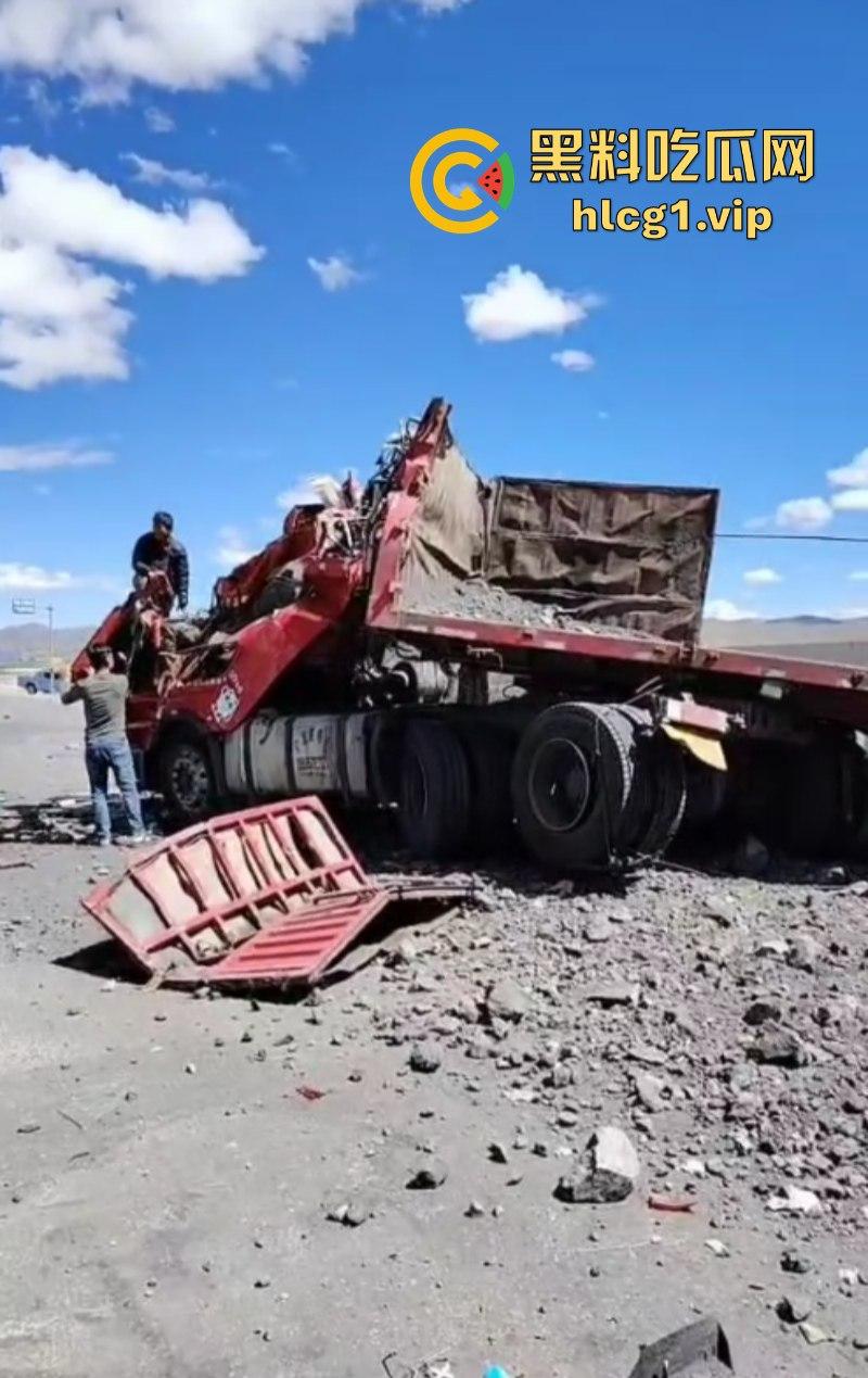 让人揪心！宁夏到西藏安多山高速公路发生惨烈事故 挂车相撞现场一片狼藉-1