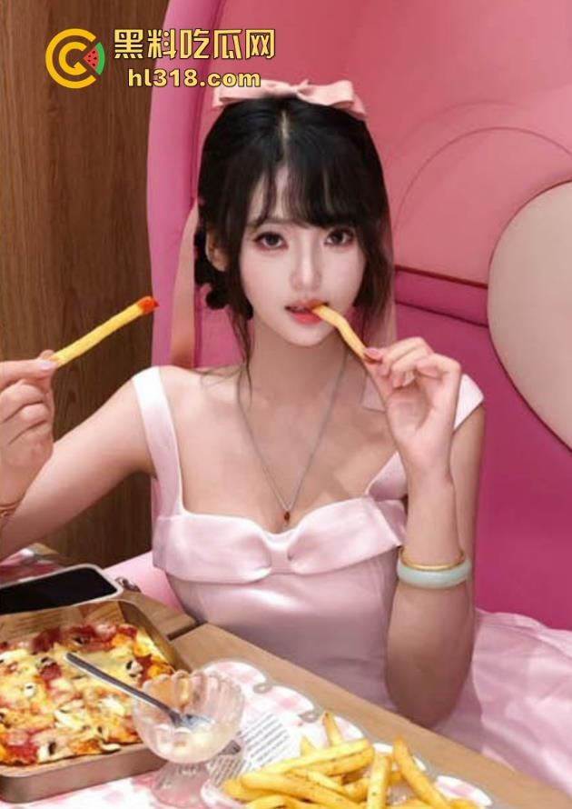 海角乱伦，跟我的刚上大学的表妹开房，尝试大胆酒店开门露出啪啪，白虎嫩穴被后入猛操，疯狂喷水！-2