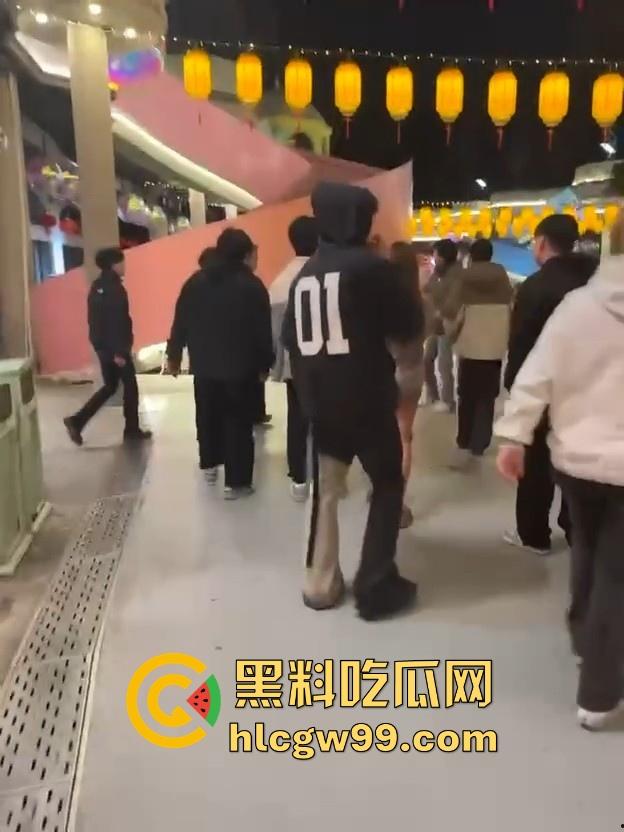 新生代rapper厂牌之争？上海【found158】酒吧潮男酒后群殴，一群微喇裤连帽卫衣，脏辫哥直接躺地上了。-6