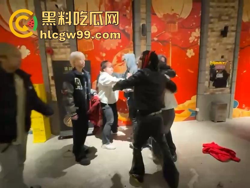 新生代rapper厂牌之争？上海【found158】酒吧潮男酒后群殴，一群微喇裤连帽卫衣，脏辫哥直接躺地上了。-7