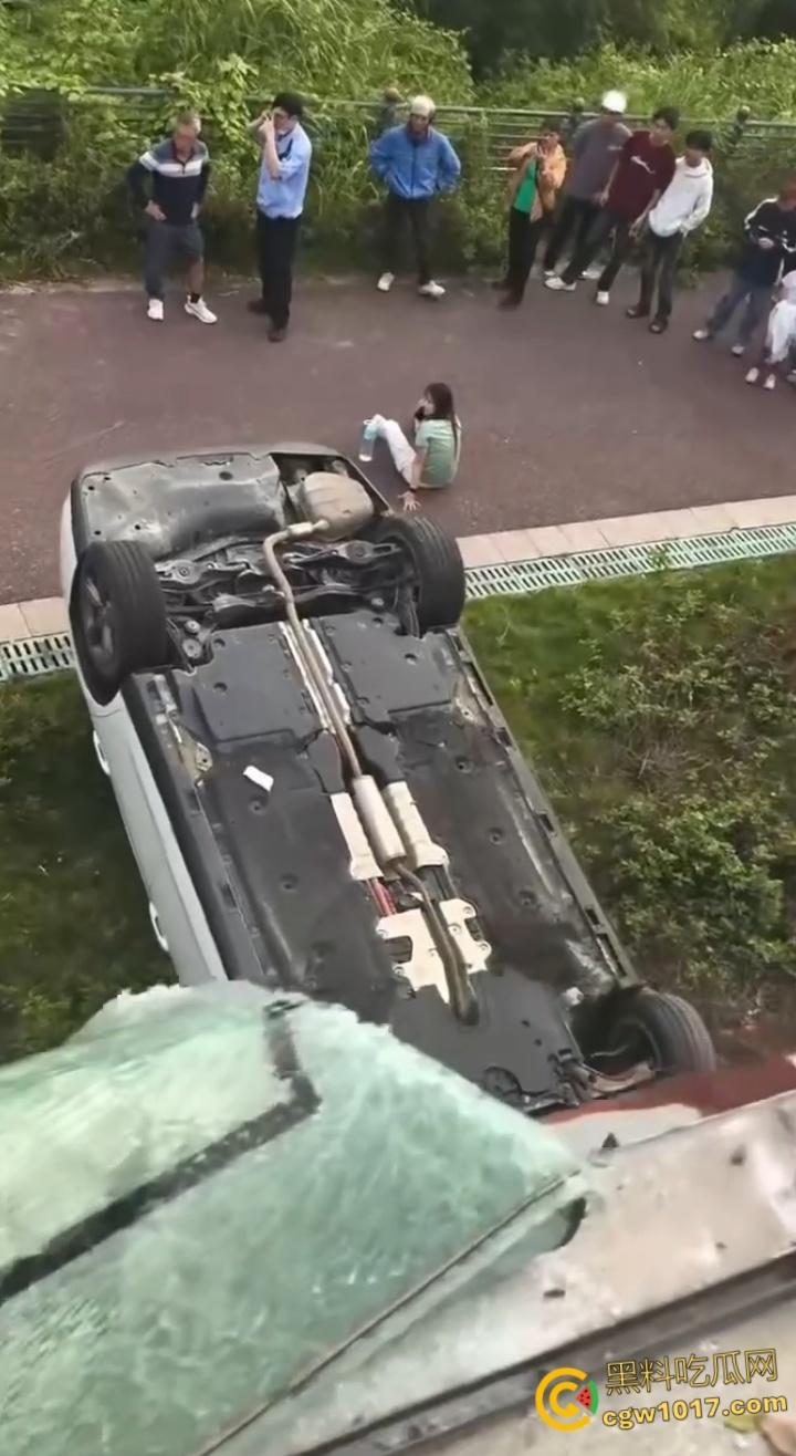 广东肇庆端州江滨堤，长发男司机疲劳驾驶，导致车辆失控开下堤坝，车辆翻滚险些酿成惨剧 ！-5