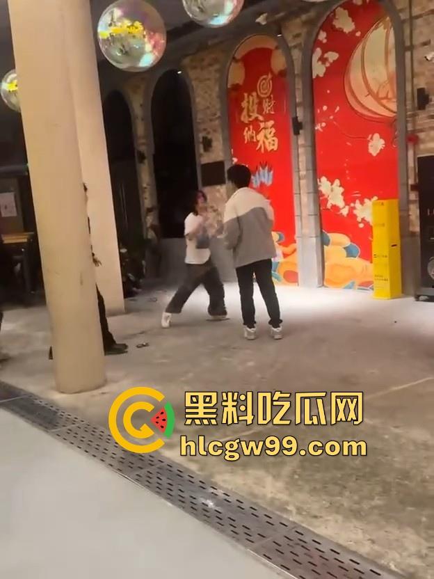 新生代rapper厂牌之争？上海【found158】酒吧潮男酒后群殴，一群微喇裤连帽卫衣，脏辫哥直接躺地上了。-9
