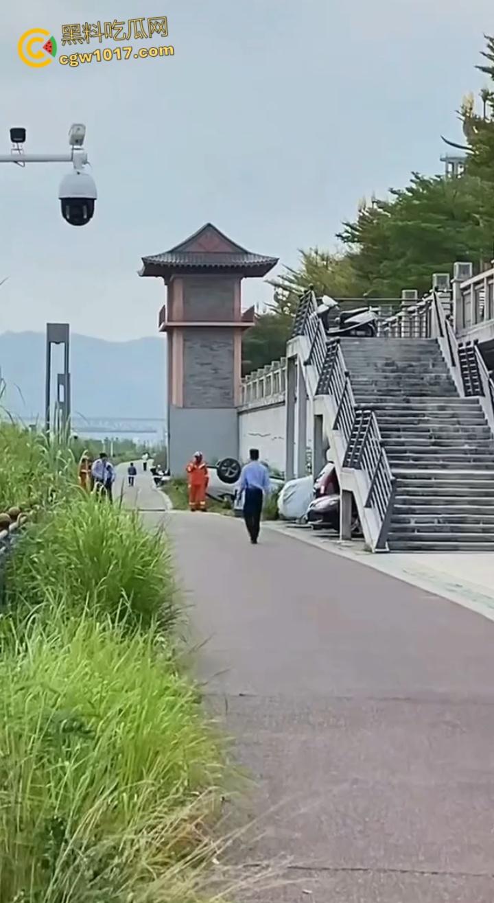 广东肇庆端州江滨堤，长发男司机疲劳驾驶，导致车辆失控开下堤坝，车辆翻滚险些酿成惨剧 ！-6