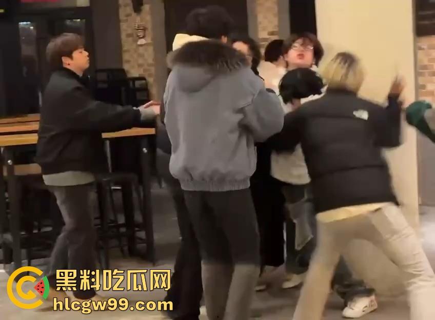 新生代rapper厂牌之争？上海【found158】酒吧潮男酒后群殴，一群微喇裤连帽卫衣，脏辫哥直接躺地上了。-11