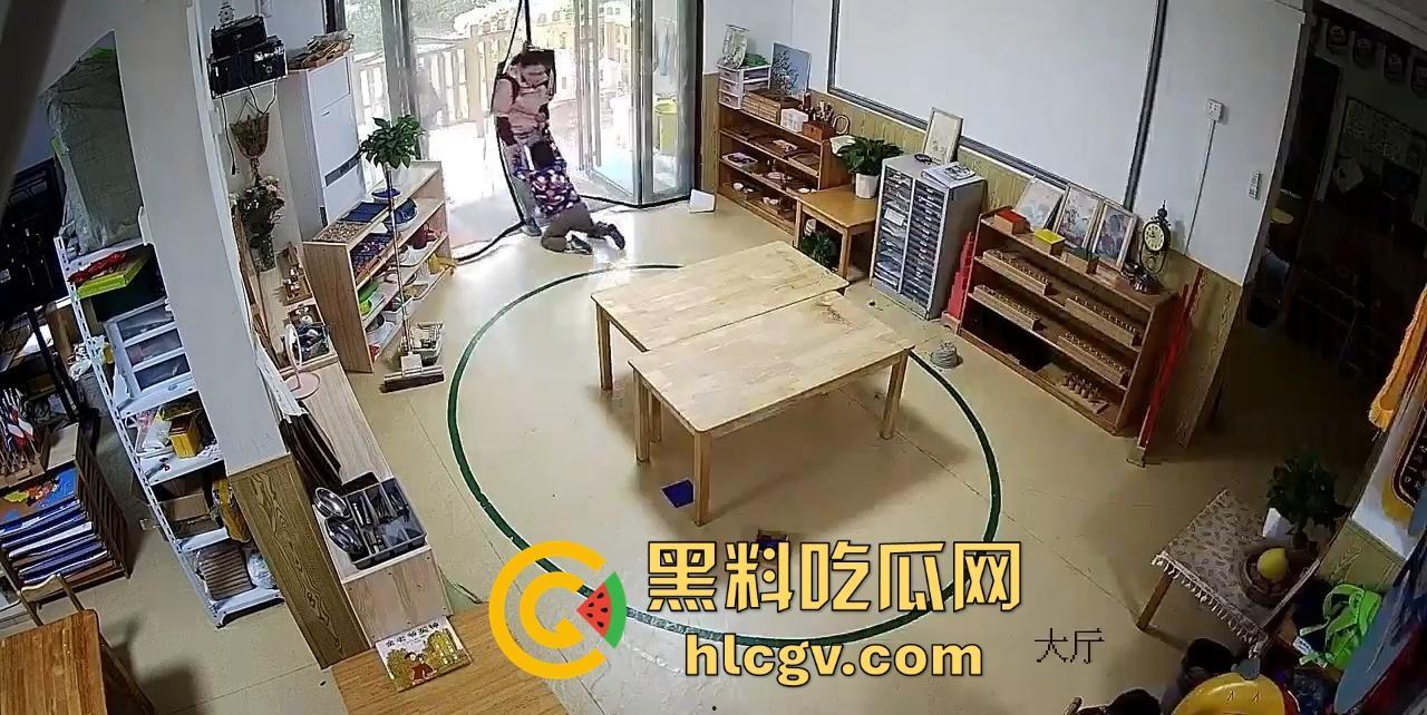 长沙幼儿园虐童！孩子被两名老师拖地打，家长怒发视频控诉！-5