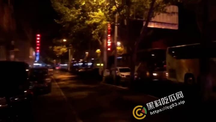 郑州风暴酒吧  因涉黄被查 拉走16大巴车的人-7