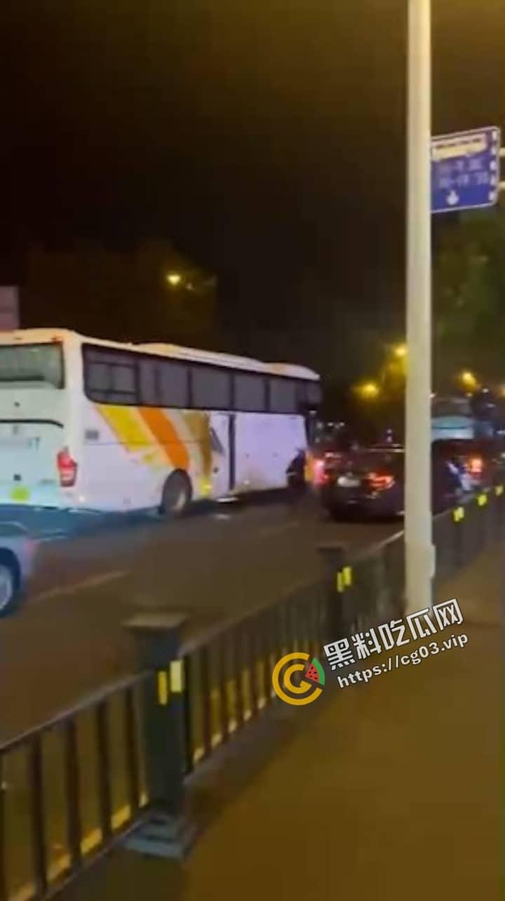 郑州风暴酒吧  因涉黄被查 拉走16大巴车的人-9