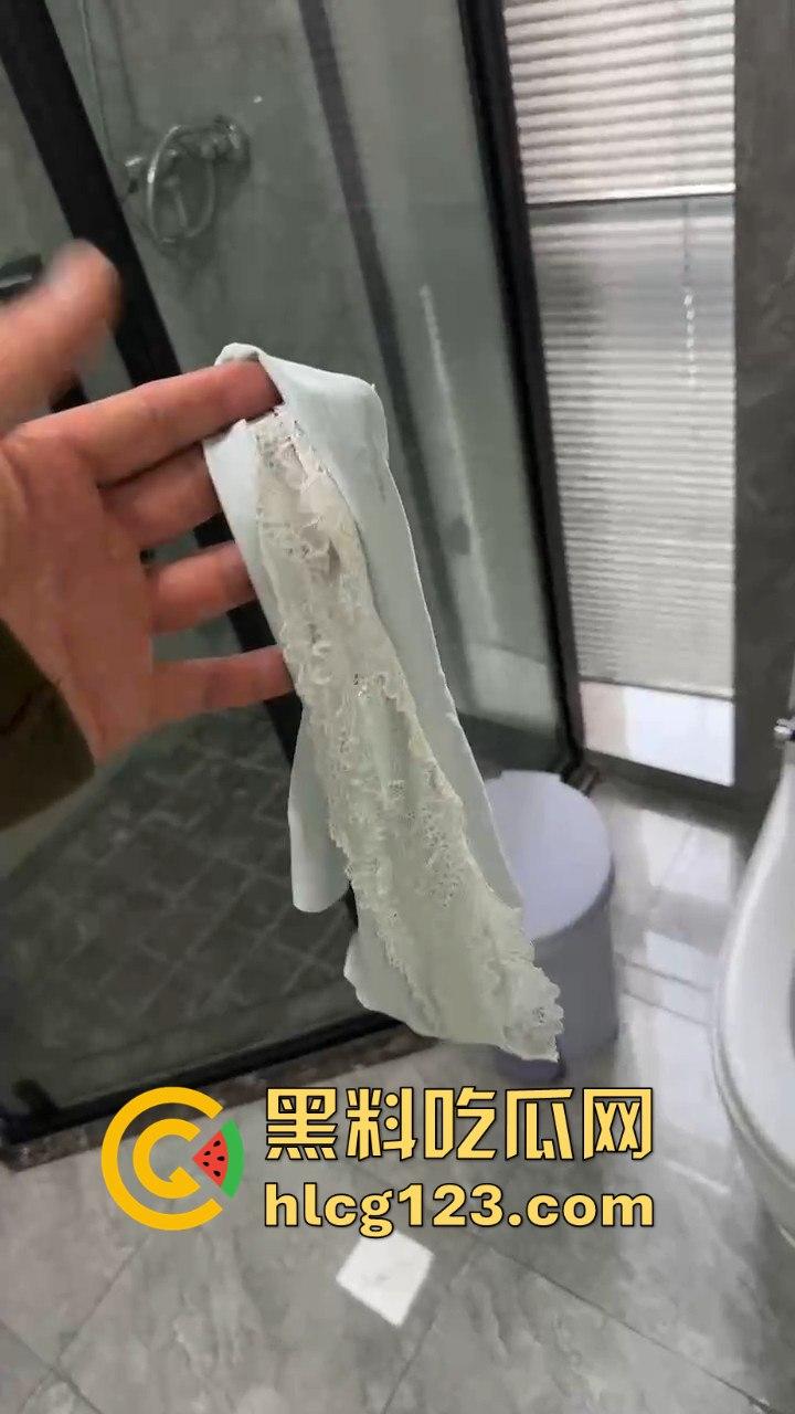 健身房惊爆骚操作！男子脱下医美女内裤猛闻，还在群里直播，内裤上沾着分泌物！-10