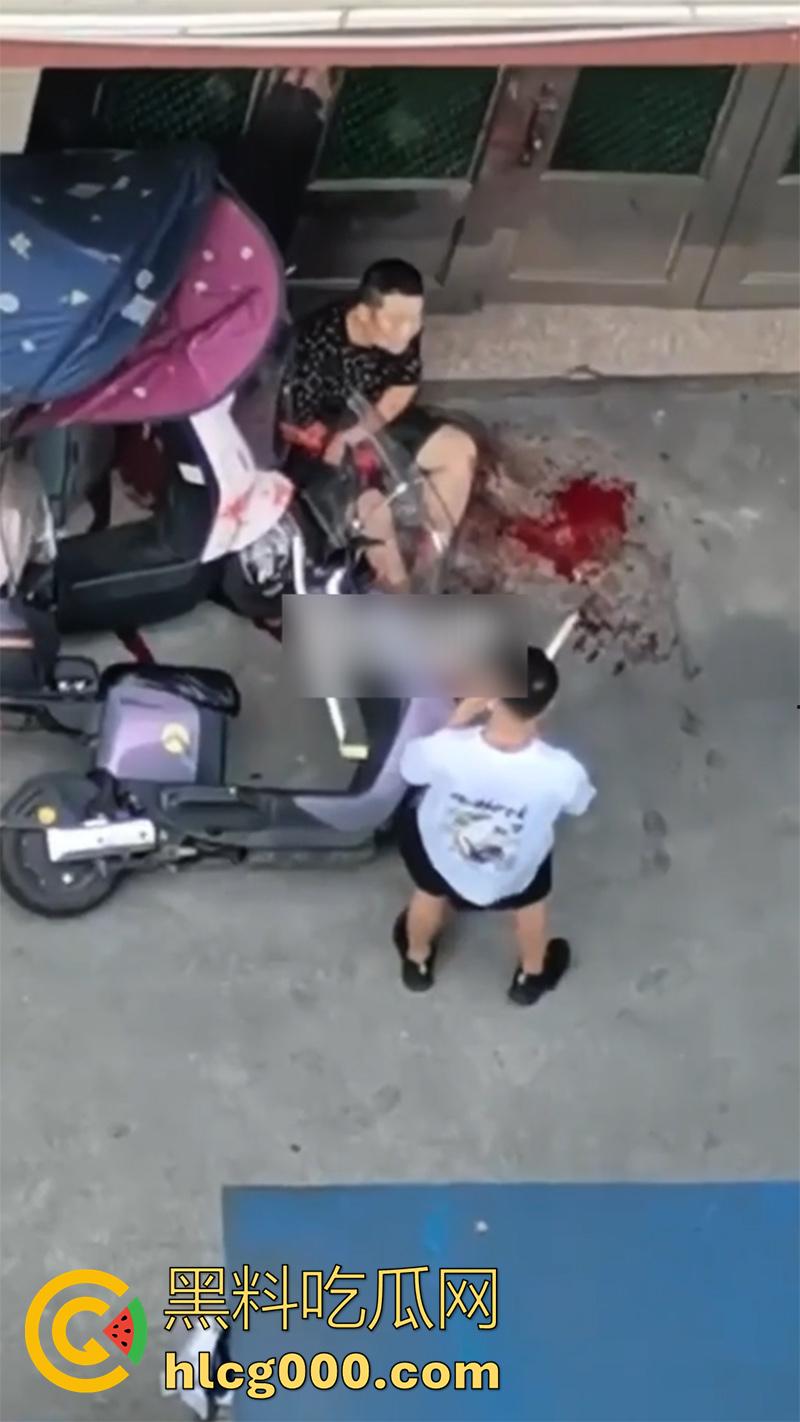 这下彻底老实了！骚逼妻子偷情被丈夫抓现行，愤怒持刀狂砍情人，脖子腰部各中一刀，血腥场面曝光！-4