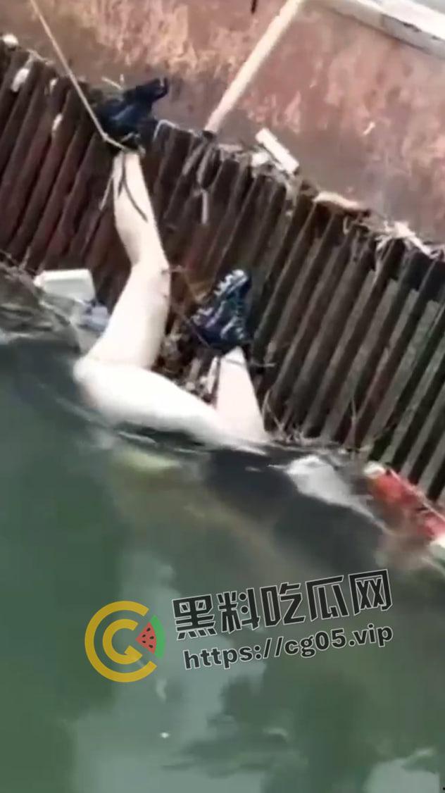 山东电视台两主持人没拉手刹车震 幅度太大导致车子滑落水中 双双丧命 现场打捞视频流出 人都泡白了-6