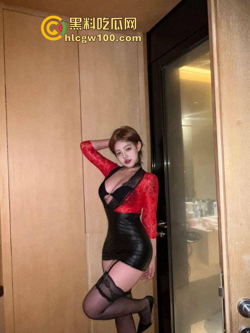 抖音巨奶擦边网红【小u优优子】为吸男粉关注 粉丝群内自曝抖奶露逼照 38F大奶在线哺乳 好想吸!-14