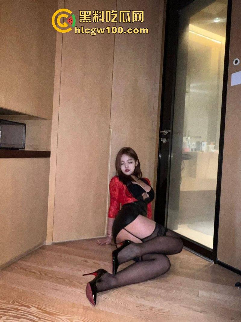 抖音巨奶擦边网红【小u优优子】为吸男粉关注 粉丝群内自曝抖奶露逼照 38F大奶在线哺乳 好想吸!-15