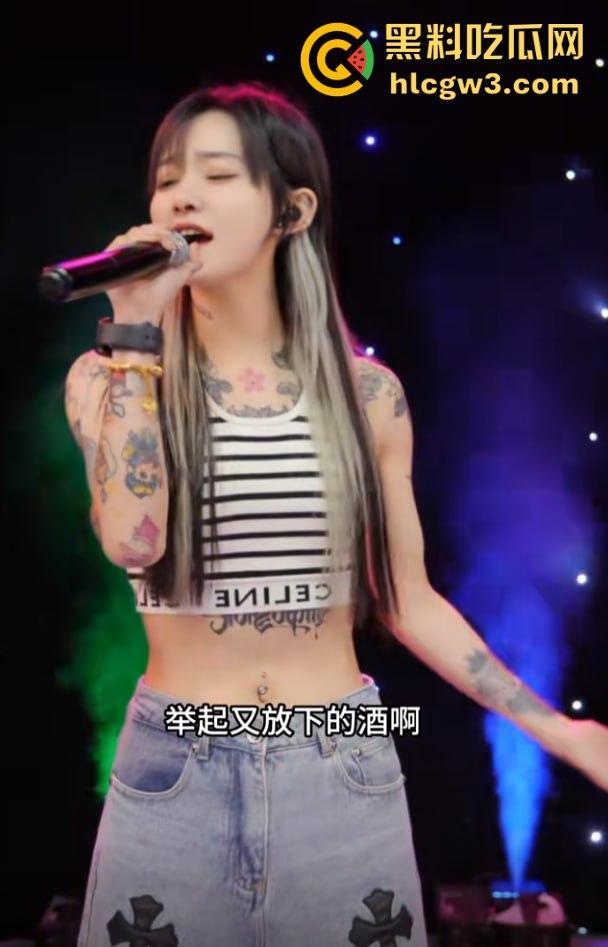 抖音千万粉丝歌手【一支沫z】与北京老头开房视频外泄 跪地舔JB主动开腿挨操 疯狂星期四V我50给你看独家！-12