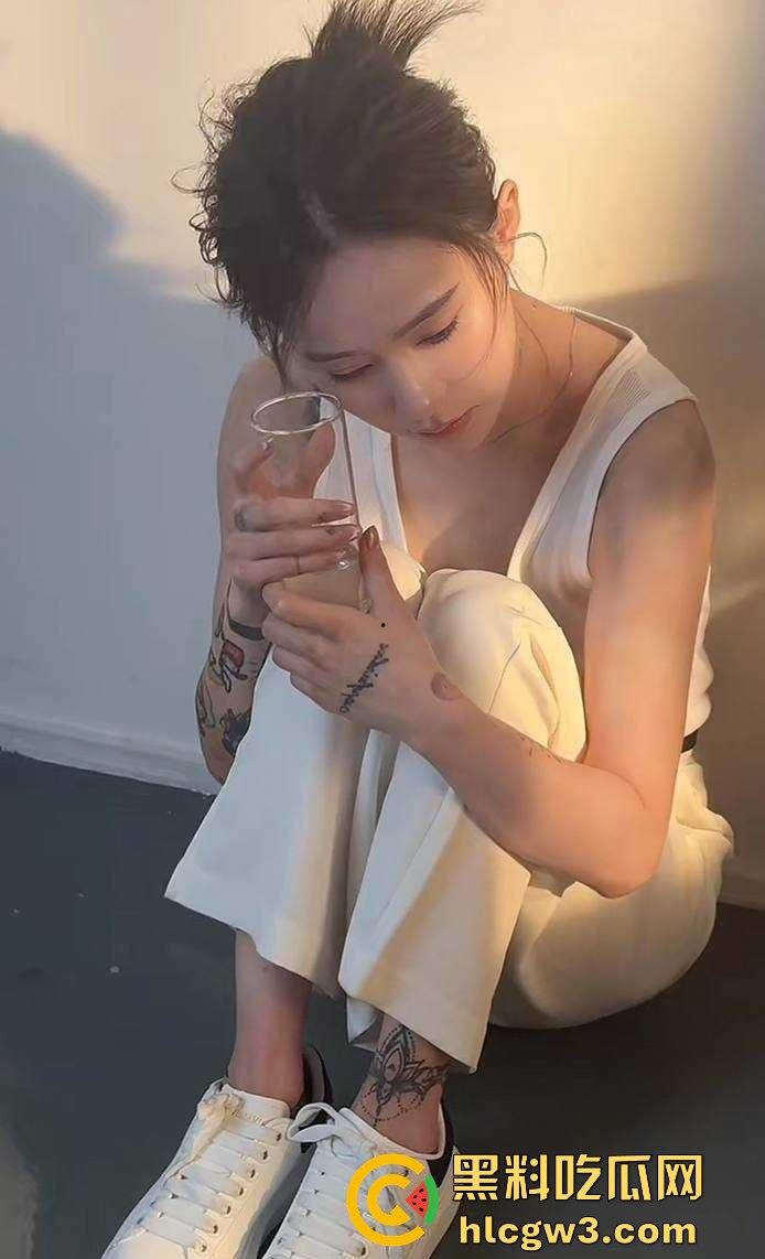 抖音千万粉丝歌手【一支沫z】与北京老头开房视频外泄 跪地舔JB主动开腿挨操 疯狂星期四V我50给你看独家！-13