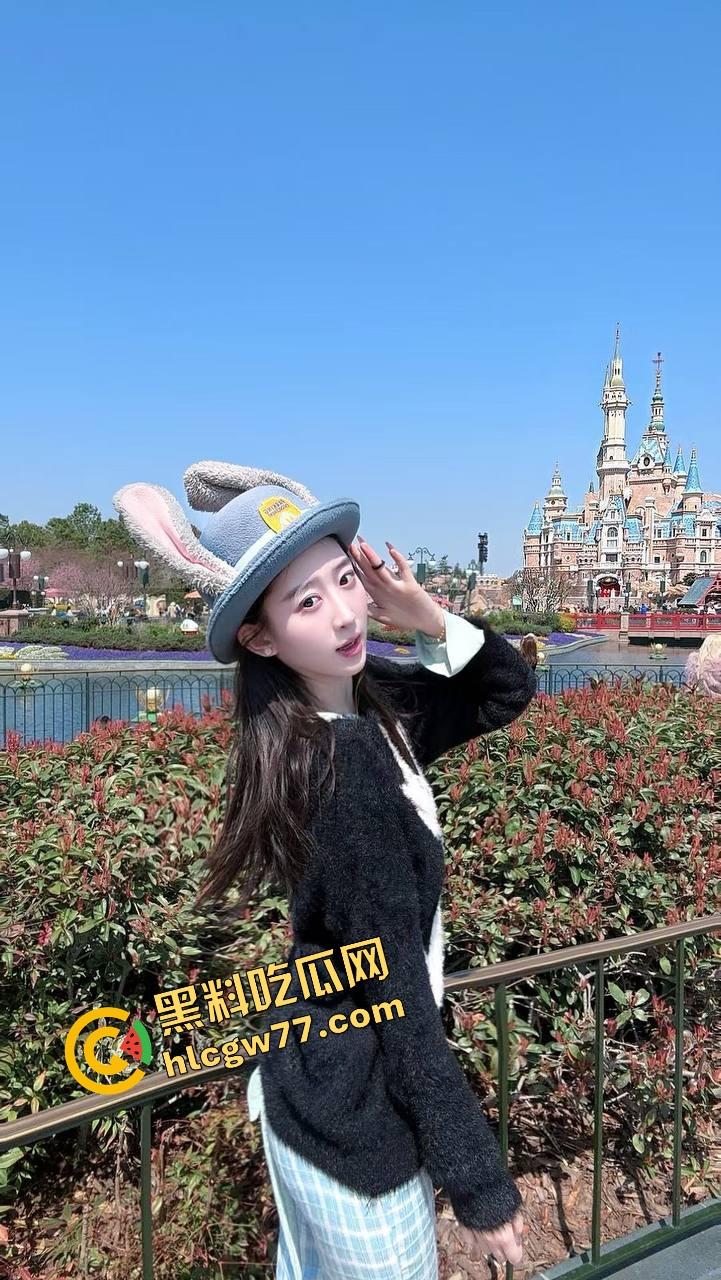 老牛吃嫩草 90后骚逼老婆轻轻一揉就喷水，不用插进去光摸就高潮，别太离谱！-4