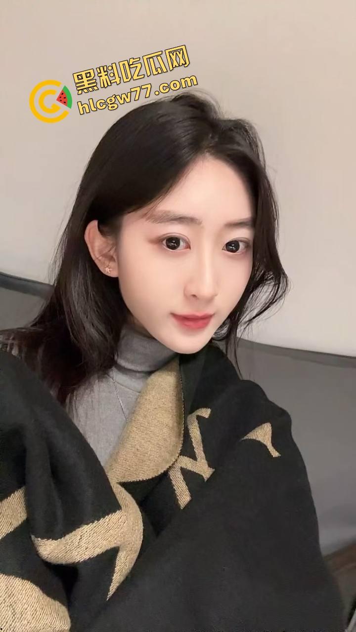 老牛吃嫩草 90后骚逼老婆轻轻一揉就喷水，不用插进去光摸就高潮，别太离谱！-8