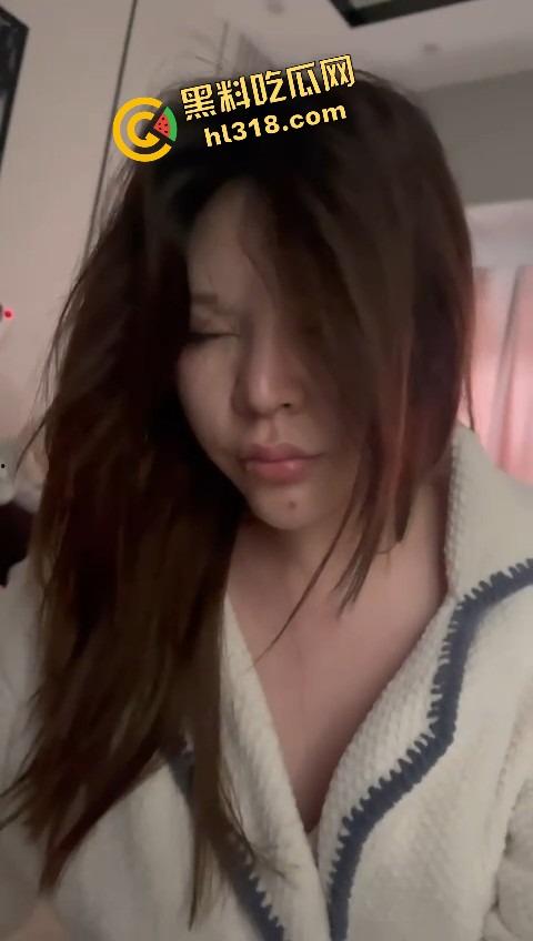 英区流子捉奸名场面，捞女床上被抓现行，一个男友当钱包，一个男友当鸡巴，双线并行享受生活！-7