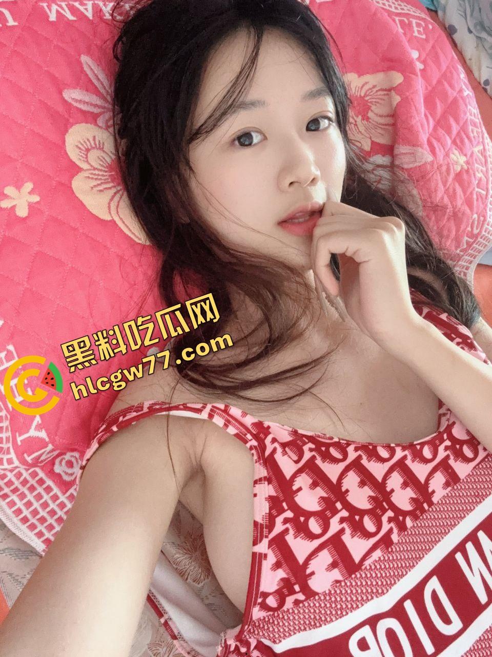 甜妹外表实则骚货体质，新乡小甜妞『钱乐乐』奶大腿白笑得甜，就是阴毛炸得跟小草坪一样！-1