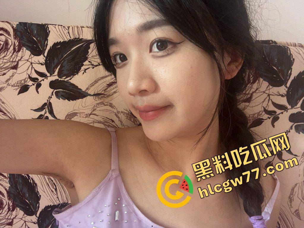 甜妹外表实则骚货体质，新乡小甜妞『钱乐乐』奶大腿白笑得甜，就是阴毛炸得跟小草坪一样！-3