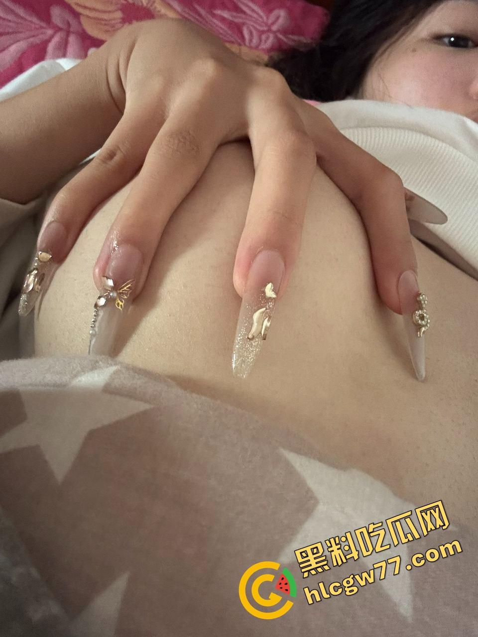 甜妹外表实则骚货体质，新乡小甜妞『钱乐乐』奶大腿白笑得甜，就是阴毛炸得跟小草坪一样！-10