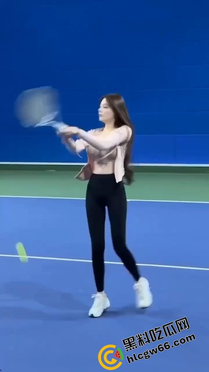 打球？不如看奶子起飞！这女的羽毛球打成奶震现场，胸甩得比球还凶，想让人冲上去抓两把！-4