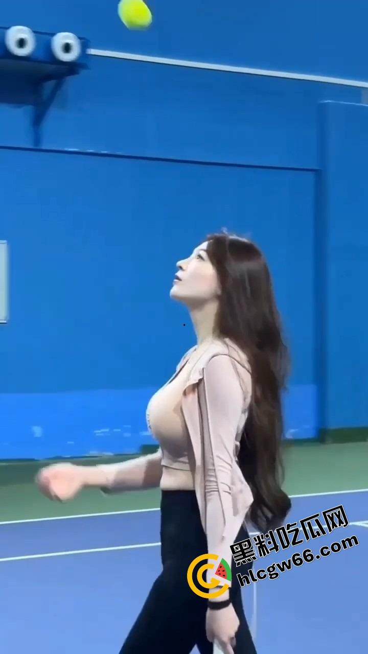 打球？不如看奶子起飞！这女的羽毛球打成奶震现场，胸甩得比球还凶，想让人冲上去抓两把！-7