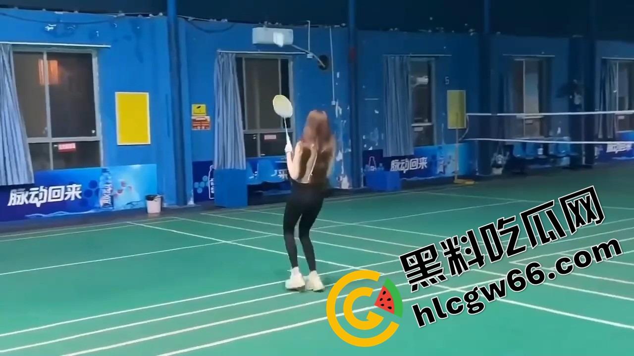 打球？不如看奶子起飞！这女的羽毛球打成奶震现场，胸甩得比球还凶，想让人冲上去抓两把！-8