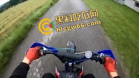 老外人少真不是巧合，不是骑摩托玩火变亡灵骑士，就是160码飙车边超车边看比基尼大胸妹还不忘点赞！-1