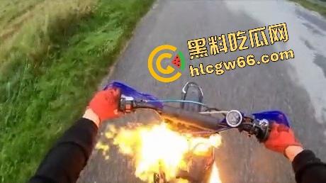 老外人少真不是巧合，不是骑摩托玩火变亡灵骑士，就是160码飙车边超车边看比基尼大胸妹还不忘点赞！-2