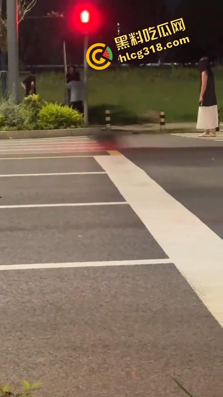 苏州石湖抓奸，小姑子偷情姐夫当街喊老公，亲姐怒吼开撕你喊得真顺嘴啊！-10